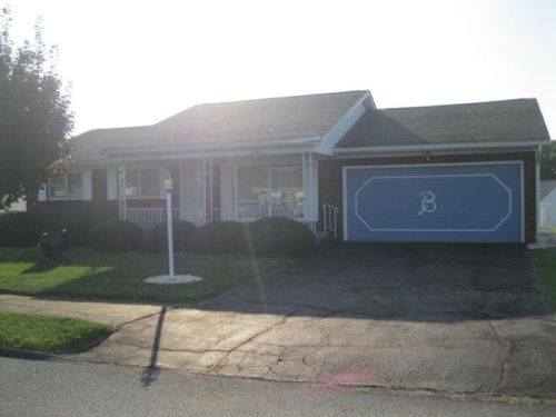 112 Hillcrest Dr, Pittston, PA 18642-1525