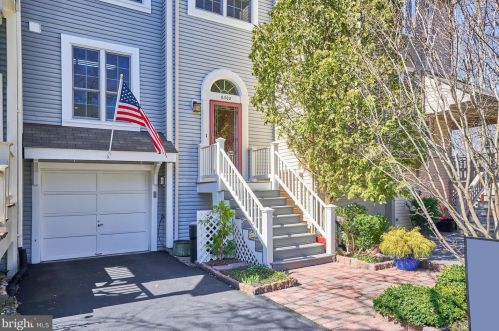 8302 Southern Oaks Ct, Lorton, VA 22079-3057