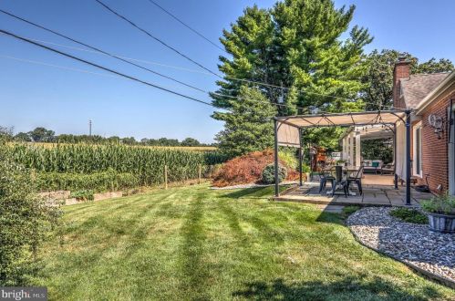 1220 Country Club Dr, Lancaster PA  17601-5208 exterior