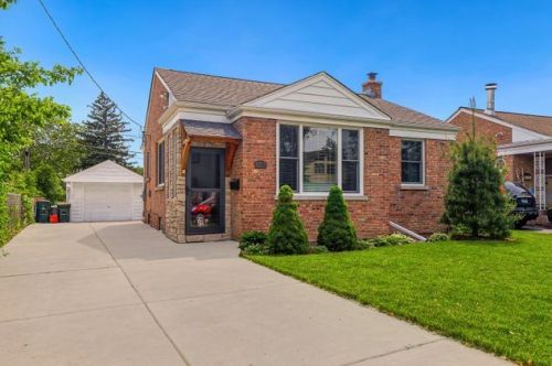 8253 Newcastle Ave, Niles IL  60714-2614 exterior