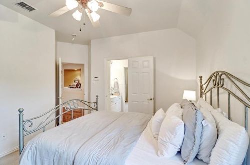 2540 Grn Oak Dr, Carrollton TX 75010-4221 exterior