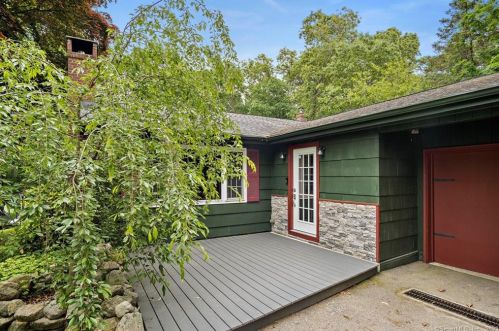 7 Eagle Ridge Dr, Gales Ferry, CT 06335-1905