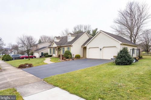 976 Clearview Ave, Ephrata, PA 17522-1335