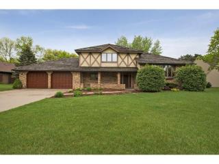 1050 Lake Oaks Dr, Saint Paul, MN 55126-1239