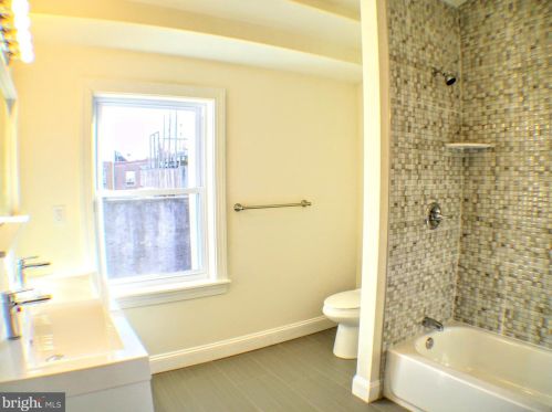 546 Manton St, Philadelphia PA 19147-5118 exterior