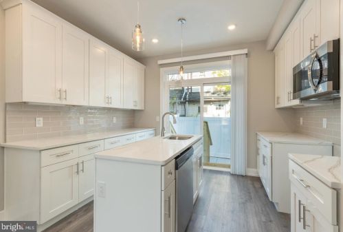 2047 9th St, Philadelphia, PA 19122-1305