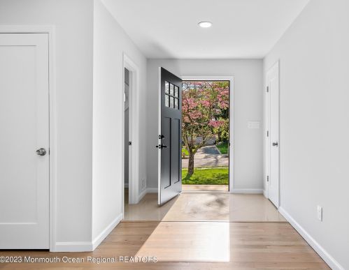 6 Melody Ln, Middletown, NJ 07748-1122