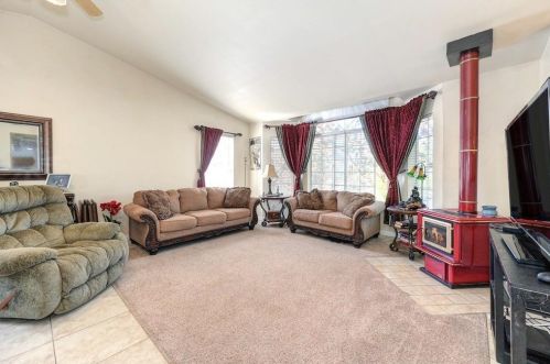 215 Arcadia Dr, Grass Valley, CA 95945-5627