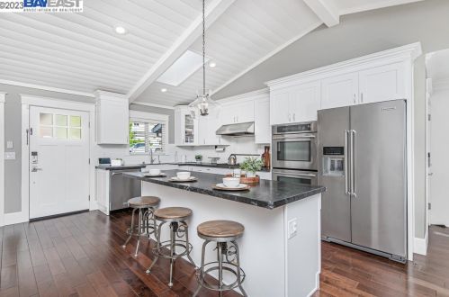 581 Angela St, Pleasanton, CA 94566-7411