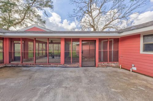 2029 Pond Shore Dr, Angleton TX 77515-7483 exterior