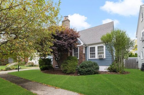 34 Osceola Ave, Warwick, RI 02888-4320