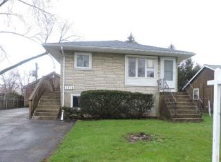 1714 Papoose Rd, Carpentersville, IL 60110-1243
