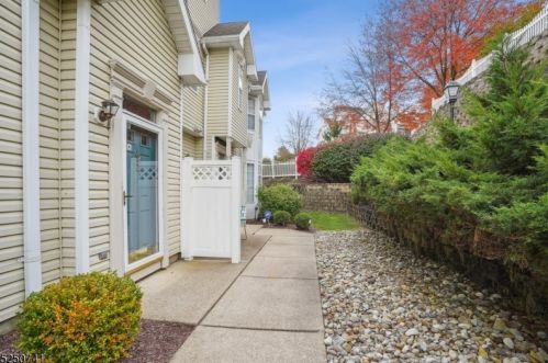 2 Hancock Dr, Morristown, NJ 07960-2740