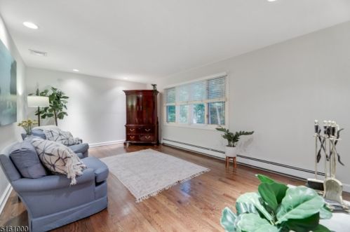 16 Knollwood Dr, Town Center NJ  07052-2406 exterior