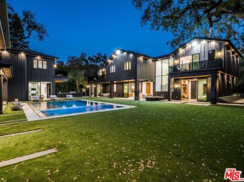 4565 Encino Ave, Van Nuys CA  91316-3834 exterior