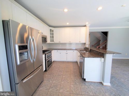 1967 Logan Manor Dr, Herndon VA  20190-3273 exterior
