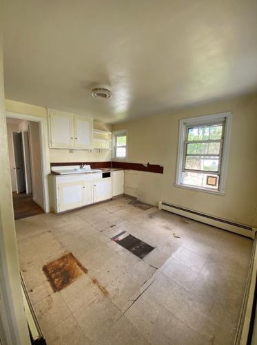 12 King Rd, Middletown, RI 02842-4855