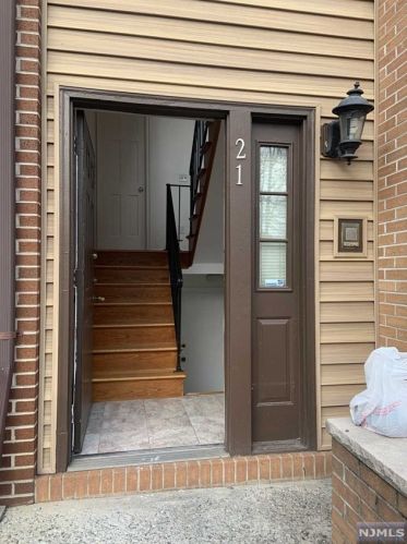 21 Yorkview Dr, Edgewater, NJ 07020-1554