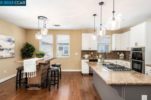 296 1st St, Benicia, CA 94510-3504