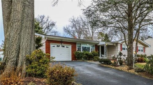 8 Highpoint Dr, Edison, NJ 08820-2757