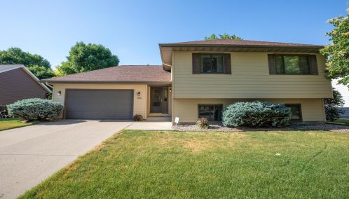 1686 Knights Dr, Mankato, MN 56003-1508