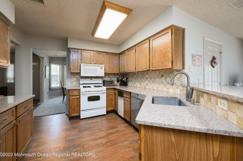 98 Gimbel Pl, Tinton Falls, NJ 07712-2567