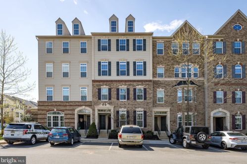6942 Kona Dr, Gainesville, VA 20155-3322