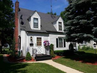 2006 Grant Ave, Rockford, IL 61103-4555