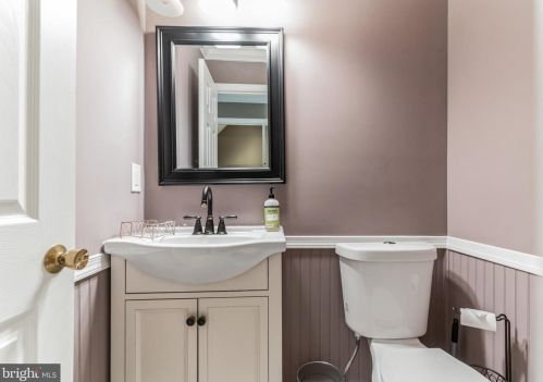 7318 Eggar Woods Ln, Springfield VA  22153-2012 exterior