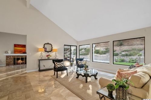 2520 Flintridge Dr, Glendale CA  91206-1033 exterior