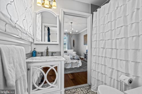 114 Kings Hwy, Tavistock NJ 08033-1981 exterior