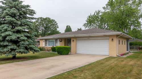1537 Evergreen Ter, Glenview, IL 60025-2221