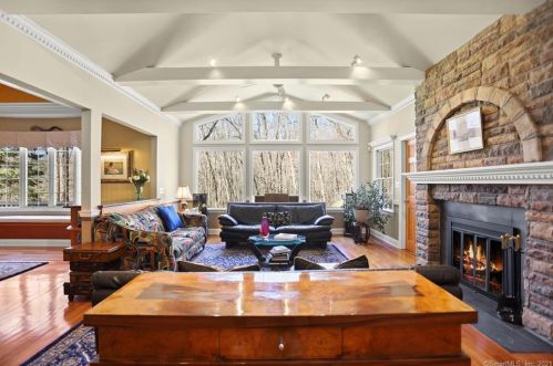 17 Carrington Dr, Greenwich CT  06831-3119 exterior