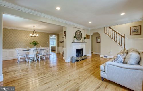6802 Jackson Ave, Falls Church, VA 22042-1910