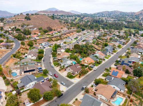 8450 Tamarind Ln, Riverside CA  92509-5180 exterior