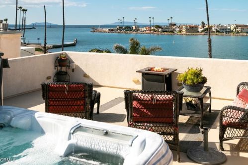 328 Lakeshore Dr, Oxnard, CA 93035-4425