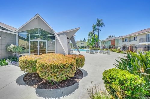 12100 Montecito Rd, Los Alamitos CA  90720-4854 exterior