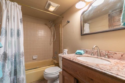 15062 Donnington Ln, Truckee CA  96161-1136 exterior