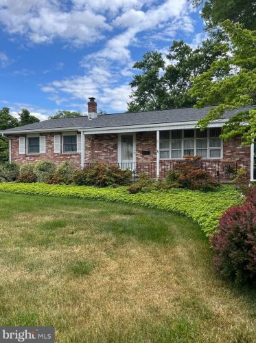 5 San Fernando Dr, Trenton, NJ 08619-1541