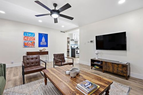 1317 Cloverleaf Dr, Austin TX  78723-2503 exterior