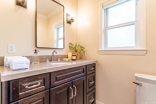 2010 Buckingham Pl, Glendale CA  91206-1401 exterior