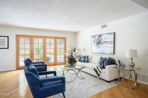 2645 Pinelawn Dr, Glendale, CA 91214-1429