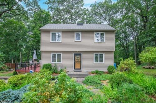 89 Hillcrest Dr, Parsippany, NJ 07834-1411