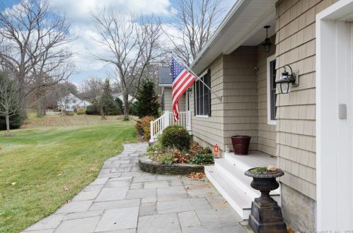 85 Bronson Dr, Waterbury, CT 06762-2318