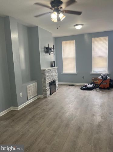 2035 9th St, Philadelphia, PA 19122-1305