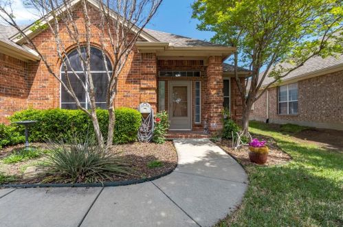 2729 White Rock Dr, Fort Worth TX  76131-2048 exterior