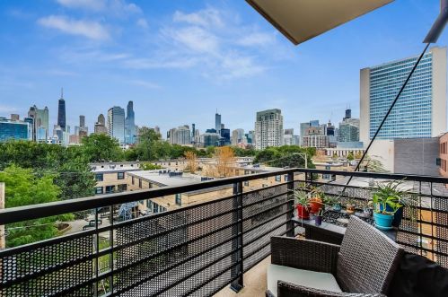 873 Larrabee St, Chicago IL  60610-3120 exterior