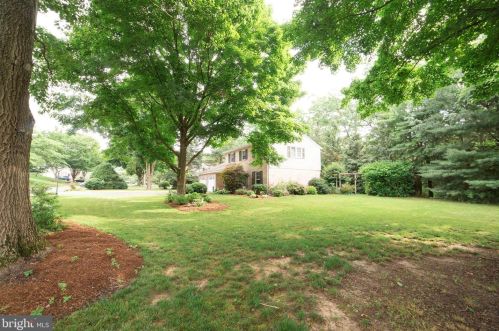 102 Suncrest Rd, Lancaster PA  17601-4834 exterior