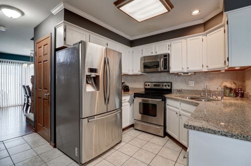 724 Kingsbridge Dr, Carol Stream IL  60188-4369 exterior
