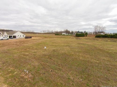 10 Aspen Dr, East Windsor, CT 06016-1303